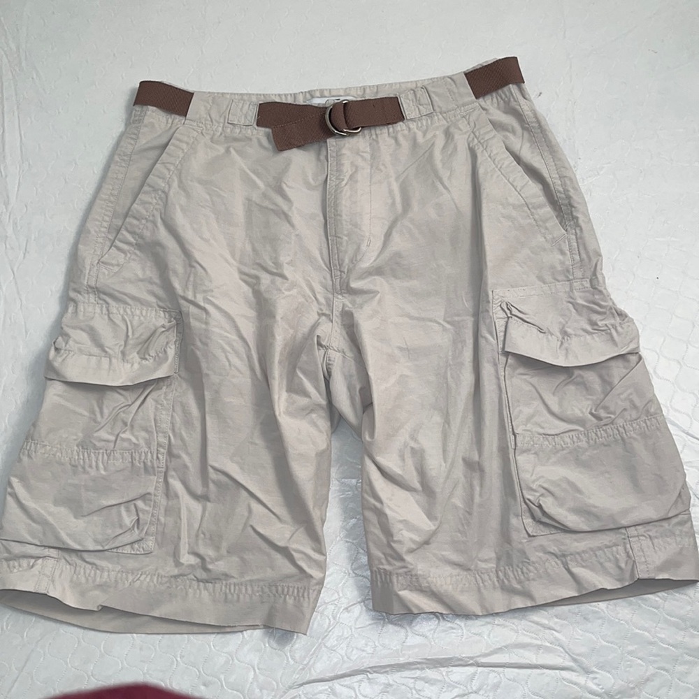 Gap lightweight cotton and nylon khaki cargo shorts with belt 28